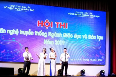 Tiết mục hát múa phụ họa “Viêt Nam gấm hoa” CB,GV trường THPT Krông Ana